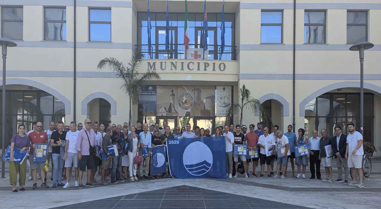 Consegnata-la-bandiera-blu- Fondi Bandiera Blu